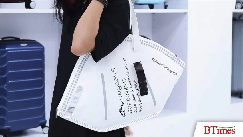 สินค้าดีไซน์จากหน้ากากอนามัยมาเป็นกระเป๋า